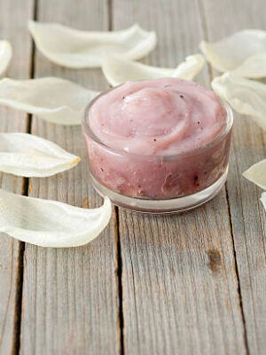 Natural moisturizer with petals